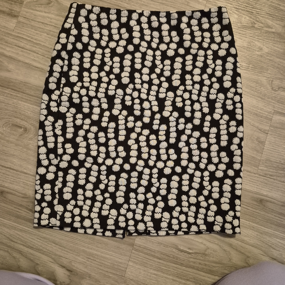 Ann Taylor Stylish Black and White Patterned Women's Skirt 4P